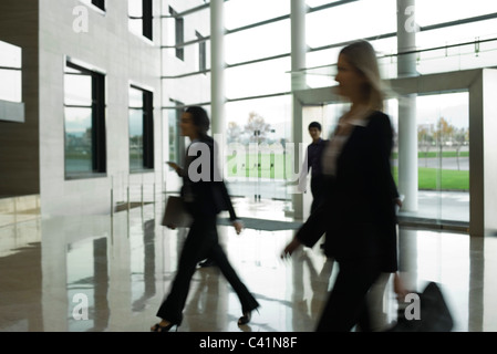 I dirigenti a piedi nella lobby Foto Stock