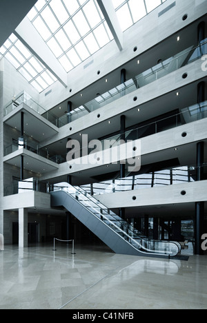 Escalator in atrium Foto Stock
