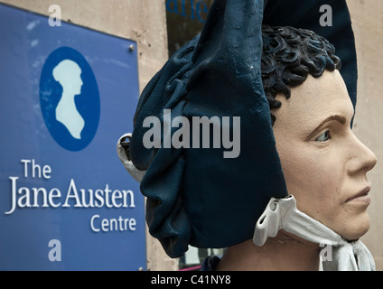 Al di fuori della Jane Austen Centre a Bath, Inghilterra. Foto Stock