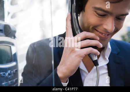 Uomo con telefono a pagamento Foto Stock