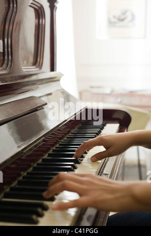Donna con le mani in mano suonare il pianoforte Foto Stock