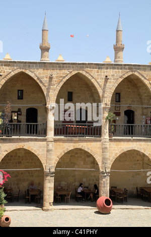 Il XVI secolo Buyuk Han, o Grande Inn, con i tradizionali negozi e laboratori artigianali.Nicosia,Turca di Cipro del Nord. Foto Stock