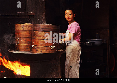 Gnocchi cotti sul fuoco. Nanchino, Cina. Foto Stock