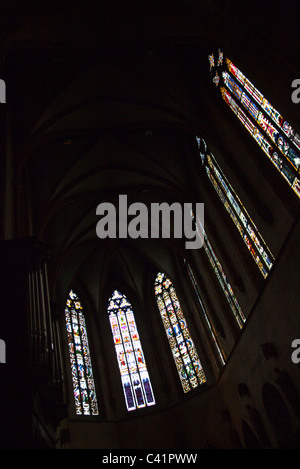 Le finestre di vetro macchiate all interno della chiesa di San Martino, Colmar, Francia Foto Stock