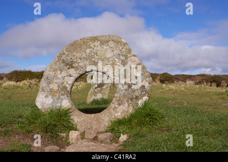 Gli uomini-un-Tol (pietra forata), si compone di 4 strutture di granito eventualmente età del bronzo, nella brughiera vicino Madron, nel West Cornwall Foto Stock