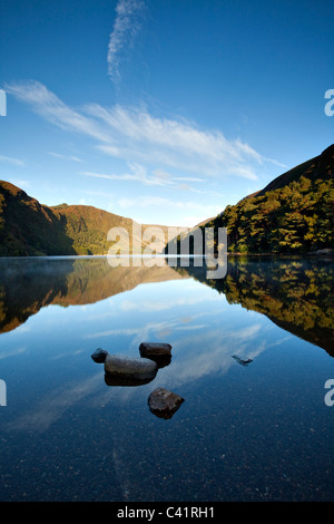 Le riflessioni del mattino nel Lago Superiore, Glendalough, il Parco Nazionale di Wicklow Mountains, County Wicklow, Irlanda. Foto Stock