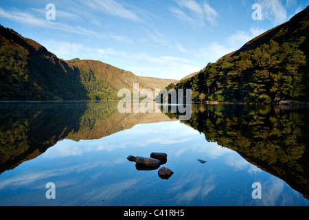 Le riflessioni del mattino nel Lago Superiore, Glendalough, il Parco Nazionale di Wicklow Mountains, County Wicklow, Irlanda. Foto Stock