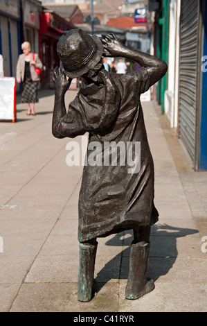 Bambino "strada urchin' scultura, Ashton Under Lyne Town Center, Tameside, vicino Manchester, Inghilterra, Regno Unito Foto Stock