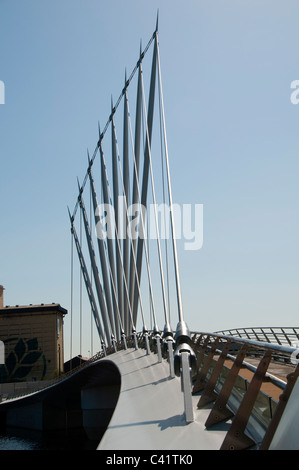 La oscillazione MediaCityUK passerella oltre il Manchester Ship Canal. Salford Quays, Manchester, Regno Unito. Foto Stock