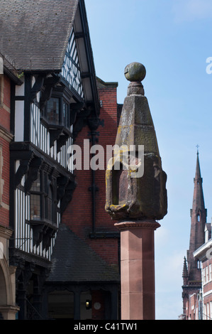 La croce con edificio Tudor, Chester, Cheshire, Regno Unito Foto Stock