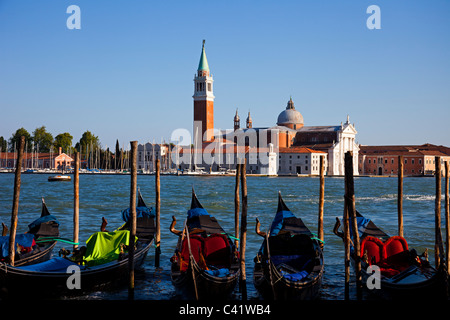 Venezia cinque gondole ormeggiate sul Canale di San Marco con San Giorgio Maggiore in background Italia Europa Foto Stock