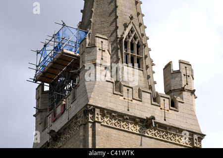 Ponteggio su San Pietro e la chiesa di San Paolo, Kettering, Northamptonshire, England, Regno Unito Foto Stock