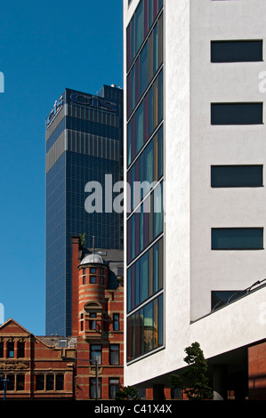 EDIFICIO CIS (ex sede della Cooperativa assicurativa), Manchester, Inghilterra, Regno Unito con il Premier Inn in primo piano. Foto Stock