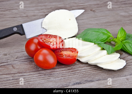 Affettato ??con la mozzarella tagliata a fette ??i pomodori e basilico Foto Stock