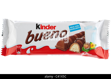 Pacchetto di due barre di Kinder Bueno latte e nocciole barrette di cioccolato Foto Stock