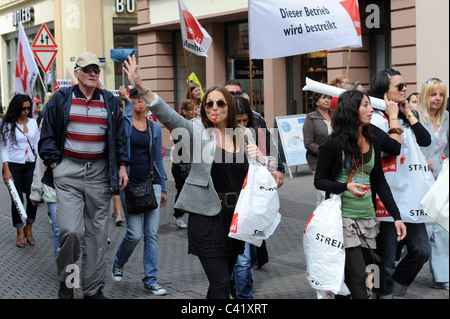 Shop i lavoratori dalla Galleria Kaufhof colpisce per di più pagare come il marzo attraverso le strade di Heidelberg Germania 27/5/11 Foto Stock