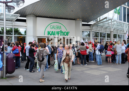 Shop i lavoratori dalla Galleria Kaufhof colpisce per di più pagare in Heidelberg Germania 27/5/11 Foto Stock