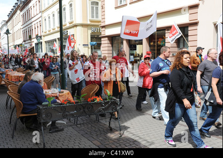 Shop i lavoratori dalla Galleria Kaufhof colpisce per di più pagare come il marzo attraverso le strade di Heidelberg Germania 27/5/11 Foto Stock