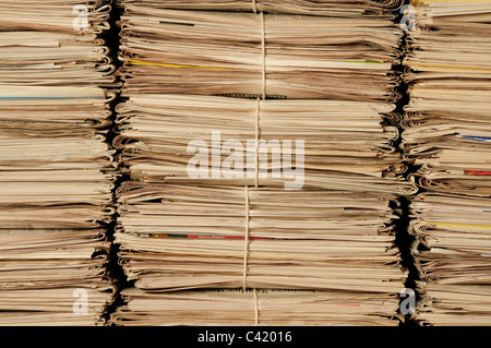 Close-up di pile di giornali per essere riciclata Foto Stock