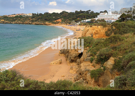 Praia da Oura, Albufeira Algarve. Uno dei molti popolari spiagge sulla costa sud del Portogallo. Foto Stock