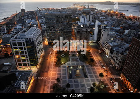 URUGUAY Montevideo vista dal Palacio Salvo a piazza Plaza de Independencia al Porto di Rio del la Plata Foto Stock