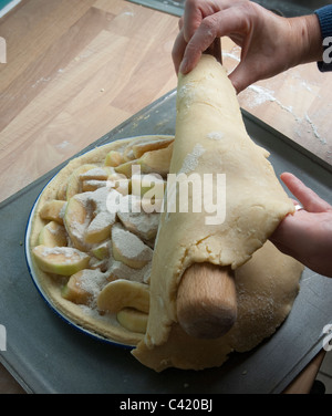 Che stabilisce la parte superiore su una fetta di torta di mele REGNO UNITO Foto Stock