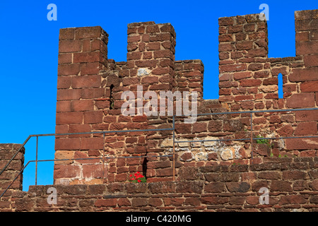 Il castello di Silves, Algarve, Portogallo. Mura merlate del parzialmente restaurato castello. Foto Stock