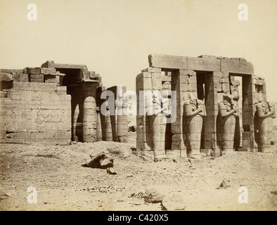 Un 1870 Fotografia di Antonio Beato del Ramesseum, il memoriale tempio del faraone Ramesse II (Ramesse il grande), Luxor. Foto Stock