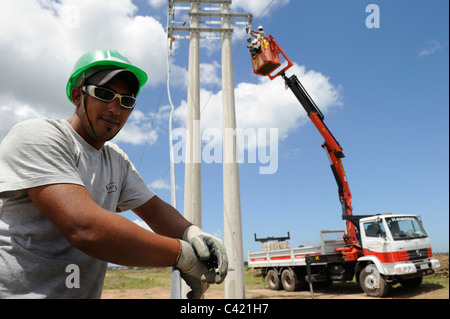 URUGUAY Ciudad de Plata , lavorare a UTE Kentilux centrali eoliche con 5 Windrturbine Vestas a 2 MW e il collegamento alla rete elettrica Foto Stock