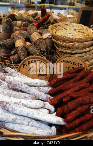 Salsiccia per la vendita su un mercato francese Foto Stock