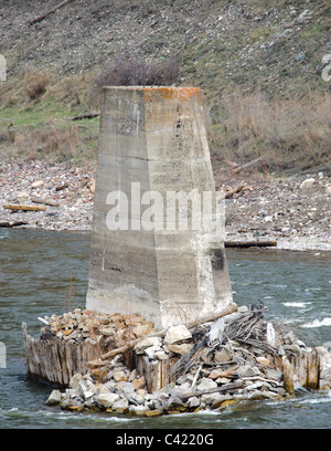 Un abbandonato torre del ponte sul fiume Blackfoot vicino Bonner, il Montana è un pericolo per il fiume viaggi e raccoglie i detriti. Foto Stock