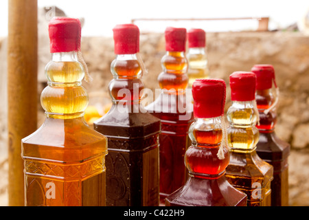 I tradizionali colorati bottiglie di liquore in disposizione a file Foto Stock