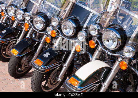 Harley Davidson Moto della polizia in una linea per la vendita presso il Bruce Rossmeyer Harley Davidson Center di Daytona, Florida, Stati Uniti d'America Foto Stock
