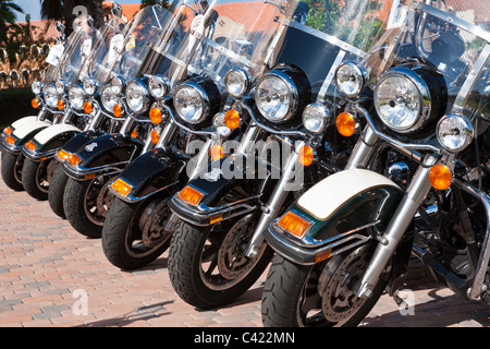 Harley Davidson Moto della polizia in una linea per la vendita presso il Bruce Rossmeyer Harley Davidson Center di Daytona, Florida, Stati Uniti d'America Foto Stock