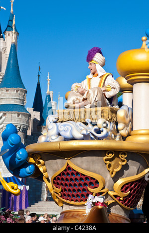 Aladdin cavalca su un galleggiante in Una parata Dream come True al Magic Kingdom di Disney World, Kissimmee, Florida Foto Stock