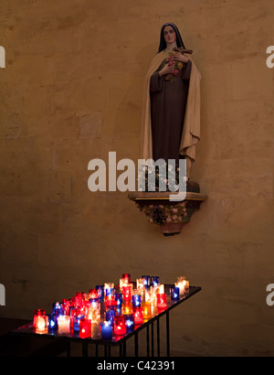 Candele accese nella chiesa cattolica romana Sarlat-la-Caneda Dordogne Francia Foto Stock