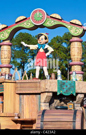 Pinocchio in sella a un galleggiante in Una parata Dream come True al Magic Kingdom di Disney World, Kissimmee, Florida Foto Stock