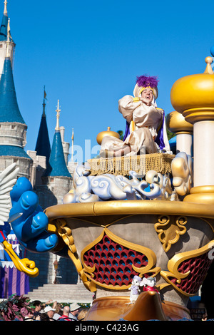 Aladdin cavalca su un galleggiante in Una parata Dream come True al Magic Kingdom di Disney World, Kissimmee, Florida Foto Stock