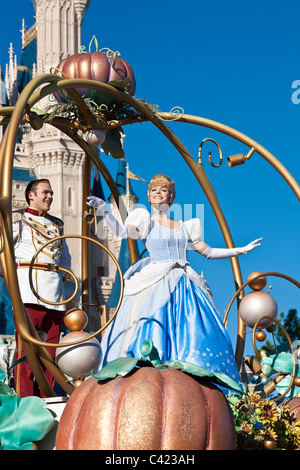 I personaggi di Cenerentola cavalcano un galleggiante in Una parata di sogno si avverano al Magic Kingdom di Disney World, Kissimmee, Florida Foto Stock