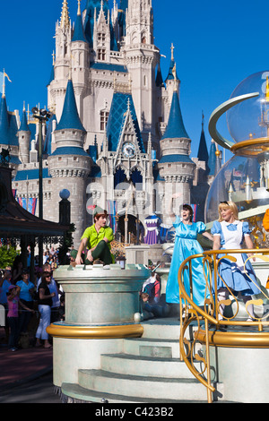 I personaggi Disney cavalcano un galleggiante in Una parata Dream come True al Magic Kingdom di Disney World, Kissimmee, Florida Foto Stock