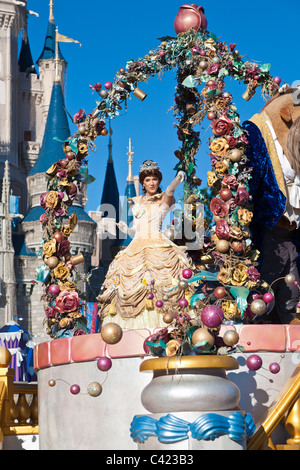 La bellezza e la Bestia in sella a un galleggiante in Una parata di sogno che diventa realtà al Magic Kingdom di Disney World, Kissimmee, Florida Foto Stock