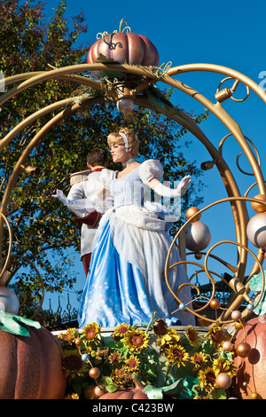 I personaggi di Cenerentola cavalcano un galleggiante in Una parata di sogno si avverano al Magic Kingdom di Disney World, Kissimmee, Florida Foto Stock