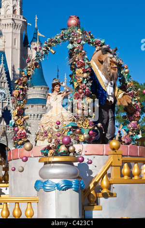 La bellezza e la Bestia in sella a un galleggiante in Una parata di sogno che diventa realtà al Magic Kingdom di Disney World, Kissimmee, Florida Foto Stock