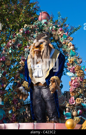 La bellezza e la Bestia in sella a un galleggiante in Una parata di sogno che diventa realtà al Magic Kingdom di Disney World, Kissimmee, Florida Foto Stock