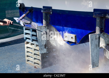 Barca blu pulizia dello scafo la rondella a pressione cirripedi antivegetativo e alghe marine Foto Stock