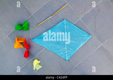 Bambini blu kite tradizionale a forma di diamante sul pavimento grigio Foto Stock