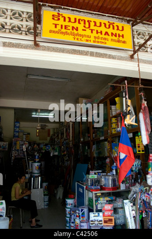 Fermo e i componenti elettrici sono in vendita presso un negozio di ferramenta in Laos comunista. Foto Stock