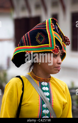 Un etnia Hmong hilltribe donna è la vendita di merci in un mercato di strada a Luang Prabang, Laos. Foto Stock