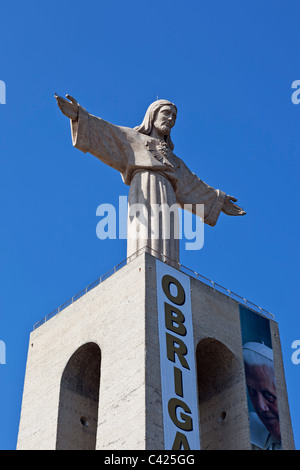 Santuario Cristo-Rei (cattolica) in Almada / Lisbona. Il banner Grazie Papa Benedetto XVI la sua visita in Portogallo nel maggio 2010. Foto Stock