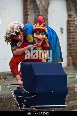 Ecco il modo di farlo. Un Red Herring street theatre performance in Brighton Foto Stock